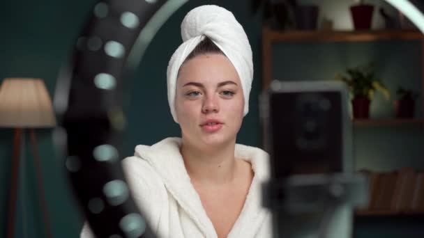 Vrouwelijke Blogger Handdoek Badjas Toont Cosmetica Producten Tijdens Het Opnemen — Stockvideo