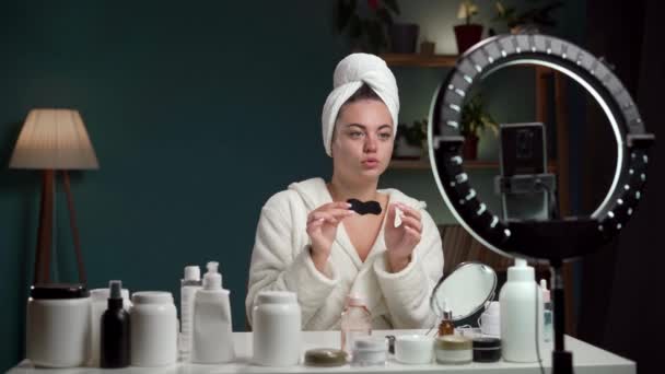 Szépség Blogger Kozmetikai Vlog Néz Kamera Okostelefon Beszél Követőivel Rögzíti — Stock videók