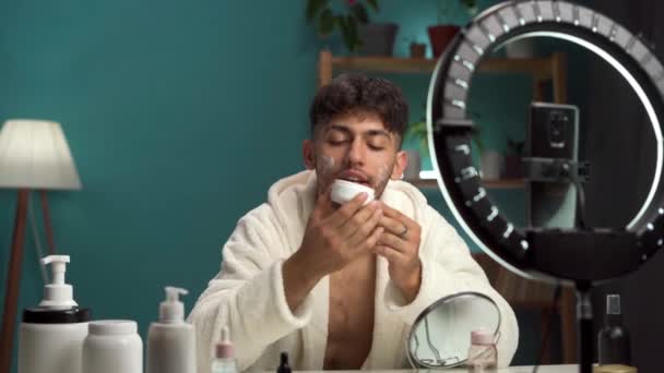 Blogueiro Beleza Masculino Roupão Banho Mostra Frasco Com Creme Facial — Vídeo de Stock