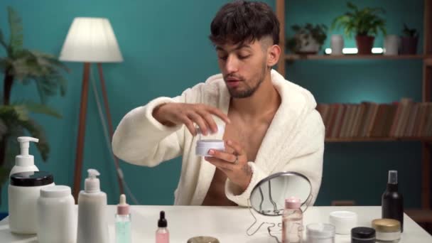 Młody Człowiek Arabski Blogger Vlogger Pokazuje Produkty Kosmetyczne Nagraniem Wideo — Wideo stockowe