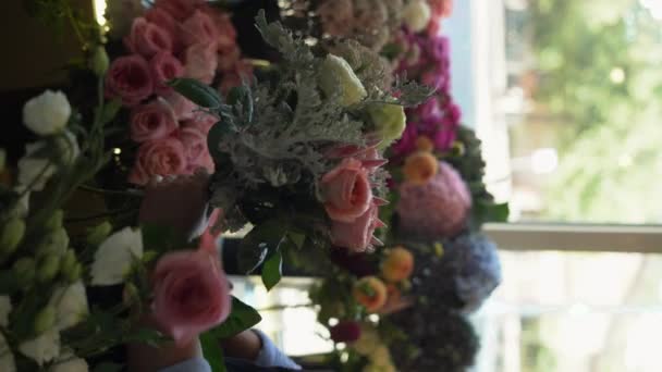 Žena Květinářství Vytváří Krásné Kytice Růžemi Květinářství Close Svislé Video — Stock video