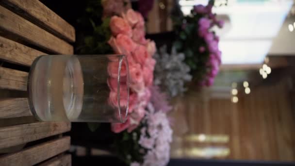 女花匠在玻璃花瓶中摆放郁金香花 在花店里制作花束 垂直录像 — 图库视频影像