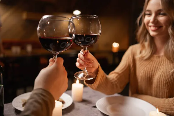 Concetto San Valentino Felice Giovane Coppia Innamorata Bicchieri Che Bevono — Foto Stock