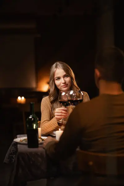 Felice Giovane Coppia Avendo Cena Romantica Con Candele Vino Rosso — Foto Stock