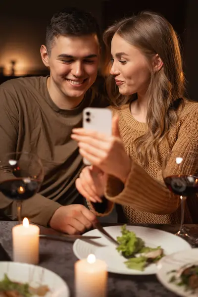 Felice Giovane Coppia Utilizzando Smartphone Navigazione Internet Durante Romantica Cena — Foto Stock