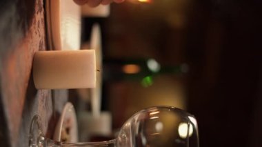 Romantik yemek seti, şarap kadehi ve yanan mumlar, iki kişilik randevu, Sevgililer Günü akşamı, masada mum yakma, yakın çekim. Dikey video