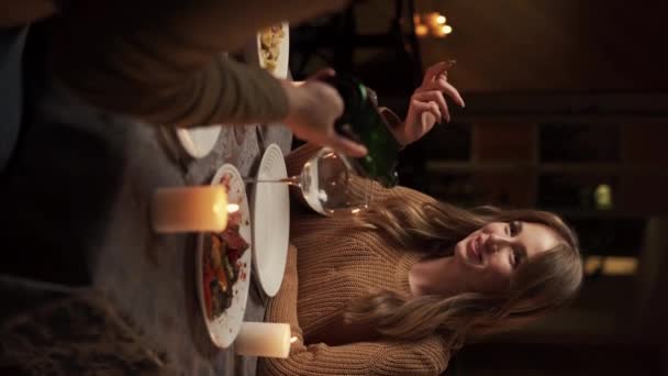 Молодая Страстная Пара Романтическим Ужином Свечами Красным Вином Дома Мужчина — стоковое видео