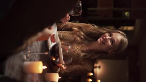 Щаслива Молода Закохана Пара Має Романтичну Вечерю Їсть Святкує День — стокове відео