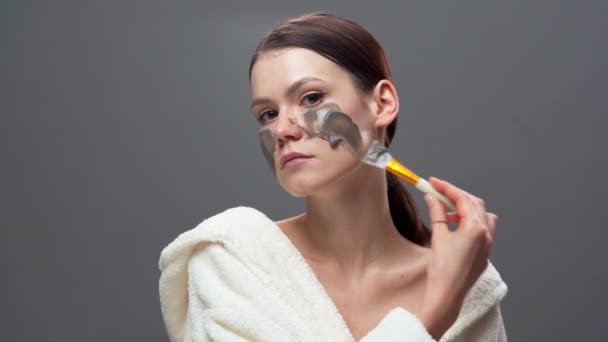 Έννοια Φροντίδας Δέρματος Νεαρή Ελκυστική Γυναίκα Όμορφο Πρόσωπο Εφαρμογή Μάσκα — Αρχείο Βίντεο