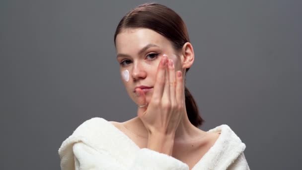 水合物 拥有健康皮肤的年轻女性正在使用护肤产品 复制空间 — 图库视频影像