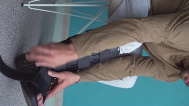 Młody Człowiek Urazem Nogi Przy Użyciu Splint Buty Spacerowe Orteza — Wideo stockowe