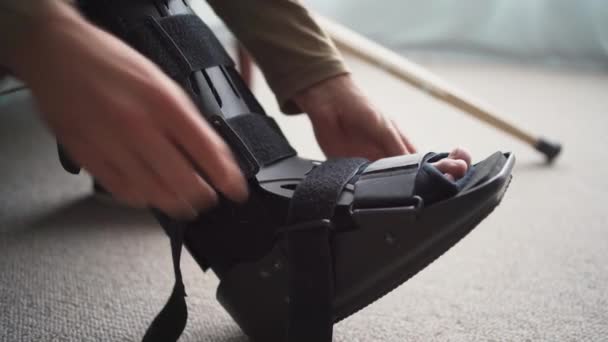 Młody Człowiek Urazem Nogi Przy Użyciu Splint Buta Spacerowego Ortezy — Wideo stockowe