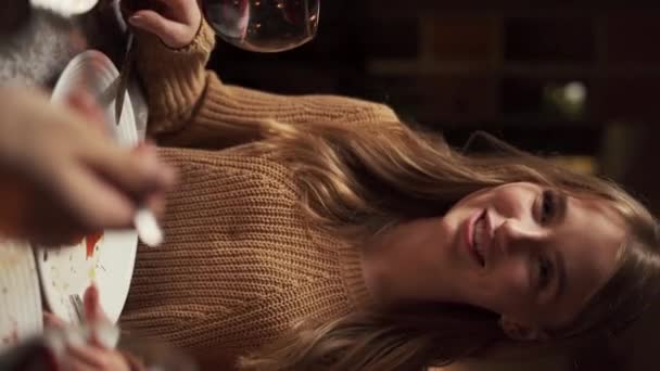Щаслива Молода Пара Має Романтичні Моменти Вечерю Вдома Їсть Вино — стокове відео