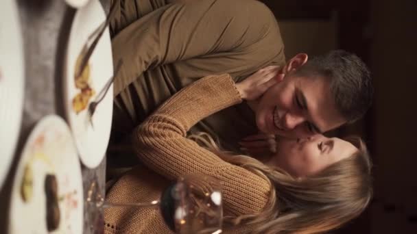 Passionerat Ungt Par Som Har Romantisk Middag Med Levande Ljus — Stockvideo