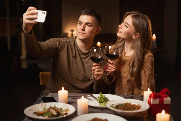 Giovane Coppia Innamorata Farsi Selfie Cenando Casa Ristorante Festeggiando Giorno — Foto Stock
