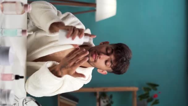 Hombre Joven Árabe Atractivo Aplicando Crema Protectora Las Manos Que — Vídeos de Stock