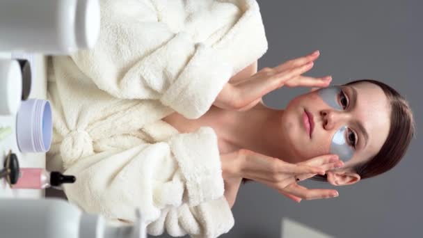 Tratamentos Beleza Casa Dia Spa Cosmetologia Menina Fazendo Rugas Cuidados — Vídeo de Stock
