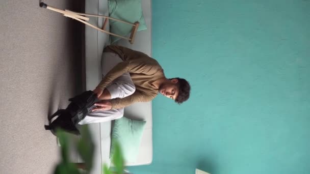 Tânărul Bărbat Rănit Punându Brațul Gleznă Stând Acasă Videoclipuri Verticală — Videoclip de stoc