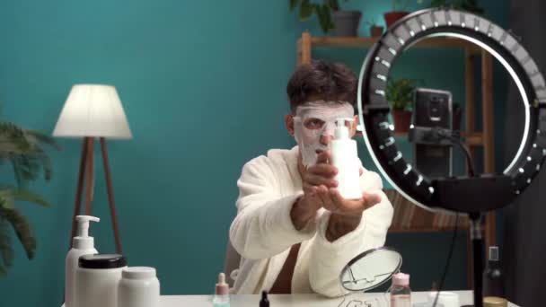 Arap Erkek Blogcu Akşam Duş Aldıktan Sonra Organik Krem Gösteriyor — Stok video