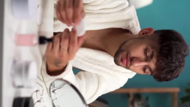 Красивый Арабский Молодой Человек Смотрящий Зеркало Использует Хлопчатобумажную Салфетку Очистки — стоковое видео