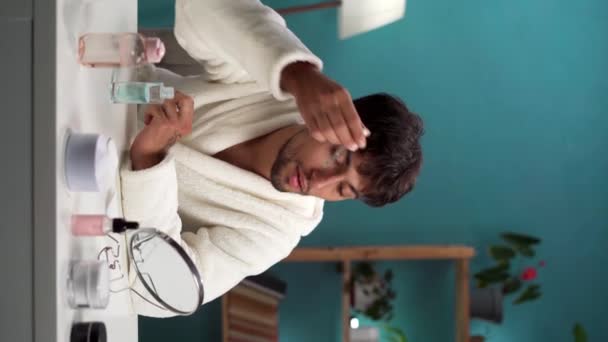 Hautpflege Gesundheitswesen Kosmetische Eingriffe Hause Konzept Schöner Junger Mann Der — Stockvideo