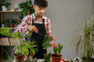Bir bahçıvan ya da çiçekçi evdeki çiçeklerle ilgilenir ve bahçe işleriyle ilgilenir.
