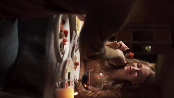 Beyaz Adam Sevgilisini Masada Oturmuş Restoranda Evde Yemek Yiyor Sevgililer — Stok video