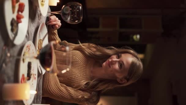Romantisch Afspraakje Vriendje Geeft Cadeau Zijn Vriendin Vieren Valentijnsdag Restaurant — Stockvideo