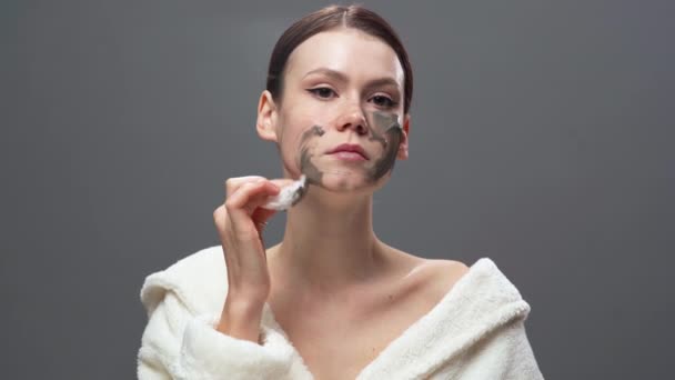 Jonge Vrouw Verwijderen Gezicht Schoonheidsmasker Voor Huidverzorging Met Servet Cosmetica — Stockvideo