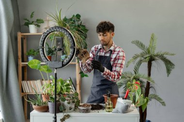 Arap gençlerinden hayran kitlesine, ev bitkileri ve bakım videolarını kaydedin. Sosyal medya pazarlama sitesindeki çevrimiçi etkili adam canlı blog hobisi. Boşluğu kopyala