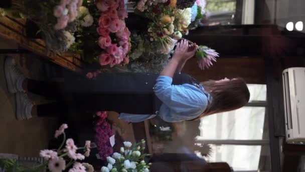 Kwiaciarnia Świeże Kwiaty Bukiet Układ Pracy Jej Kwiaciarni Pionowe Wideo — Wideo stockowe