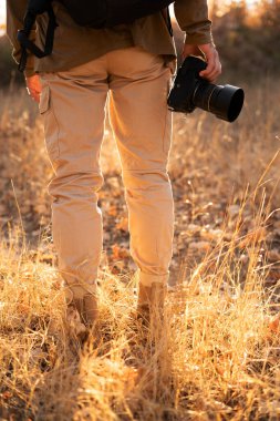 Seyahat yaşam tarzı tatil konsepti. Doğa Fotoğrafçılığı. Kameralı profesyonel fotoğrafçı, yakın plan. Boşluğu kopyala
