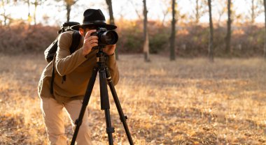 Profesyonel seyahat fotoğrafçısı içerik yaratıcısı açık havada fotoğraf çekiyor. Güzel anların resimlerini çekiyorlar. Boşluğu kopyala
