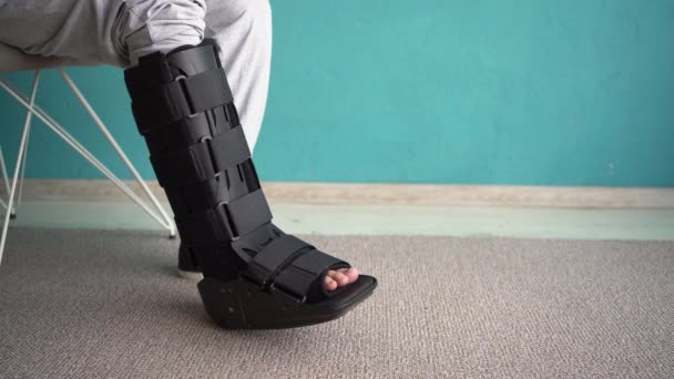 足首のブレース北症を患った負傷した男性は オランダ人と一緒に自宅を散歩します コピースペース — ストック動画