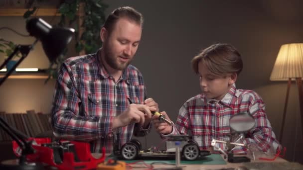 집에서 테이블에 앉아있는 사용하여 장난감 자동차를 아버지와 — 비디오