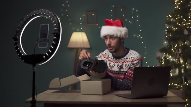 Hombre Árabe Usar Santa Sombrero Filmación Vídeo Cámara Del Teléfono — Vídeos de Stock