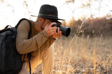 DSR kameralı Arap fotoğrafçı kırsal alanda doğa tarzı fotoğraflar çekiyor. Boşluğu kopyala