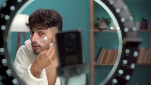 Arabische Schönheit Männlichen Blogger Filmt Tägliche Hautpflege Routine Anleitung Vor — Stockvideo