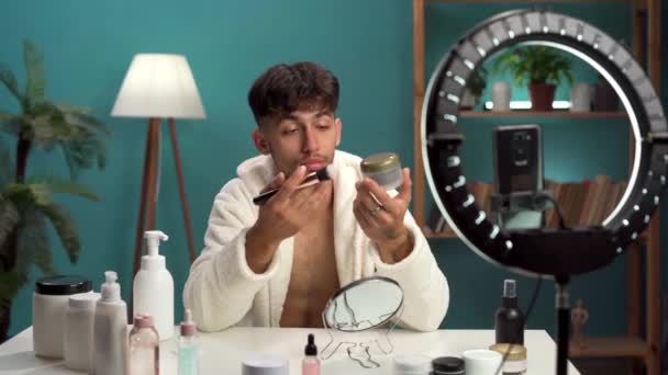 Beleza Árabe Blogueiro Masculino Aplicando Máscara Bolha Facial Filmando Diariamente — Vídeo de Stock