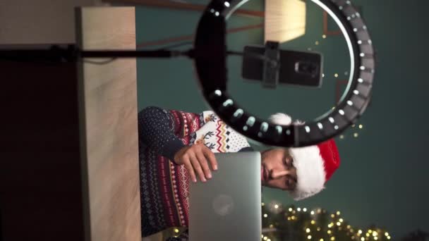 Hombre Árabe Blogger Usando Paquete Unboxing Del Sombrero Santa Con — Vídeo de stock
