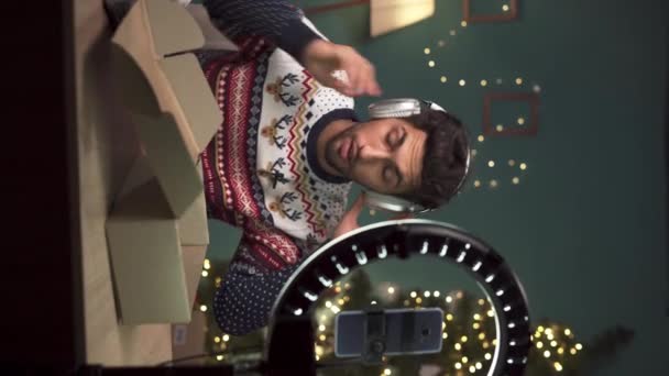 Manlig Influencer Bär Santa Hatt Spela Video Med Smartphone Samtidigt — Stockvideo