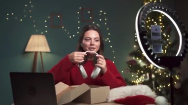 Dijital içerik yaratıcısı, dinleyicilere kablosuz kulaklıkları inceliyor. Sosyal medya etkileyicisi teknoloji blogu için promosyon videosu yapıyor. Boşluğu kopyala