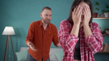 Genç bir çift evde tartışıyor ve kavga ediyor. Aile içi şiddet, duygusal taciz ve dairede karısına bağıran saldırgan bir adam. Boşluğu kopyala