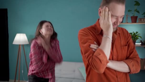 Konflikt Schlechte Beziehungen Junges Paar Streit Wütende Frauen Die Familienstreit — Stockvideo