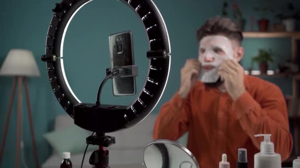 Blogger Masculino Belleza Vlogger Aplicación Máscara Hoja Belleza Durante Grabación — Vídeos de Stock