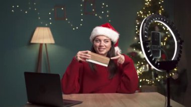 Kadın blogcu yeni akıllı telefonu açıyor ve Noel arifesinde kameraya video kaydediyor. Genç kız yeni modern cihazlar hakkındaki görüşlerini abonelerle paylaşıyor. Boşluğu kopyala