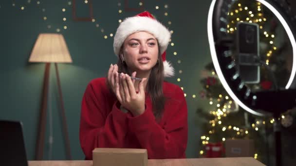 Junge Frau Mit Weihnachtsmütze Bei Der Aufnahme Eines Unboxing Videos — Stockvideo