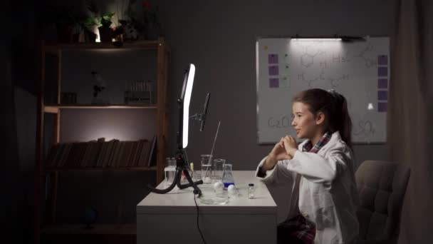 아이들은 미디어 개념을 Vlog를 만듭니다 여학생 실험을 만들고 추종자를위한 비디오 — 비디오