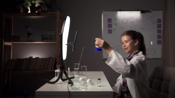 Školní Dívka Dělat Snadné Chemie Experimenty Nahrávání Videa Pro Následovníky — Stock video