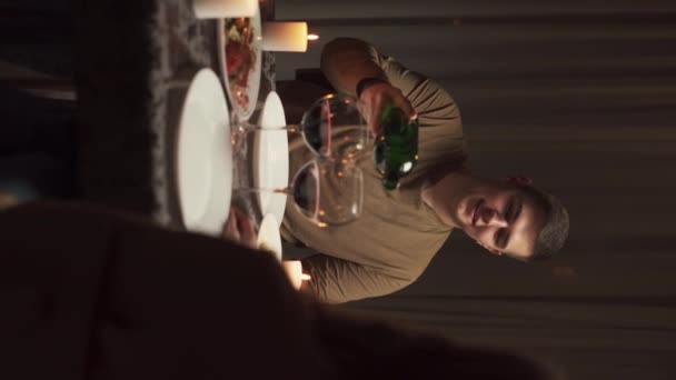 Par Som Äter Romantisk Middag Restaurang Som Firar Alla Hjärtans — Stockvideo